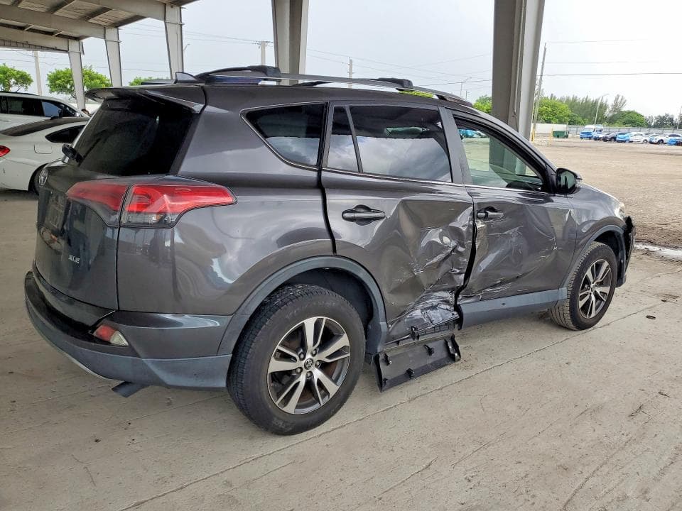 2018 TOYOTA RAV4 XLE 3