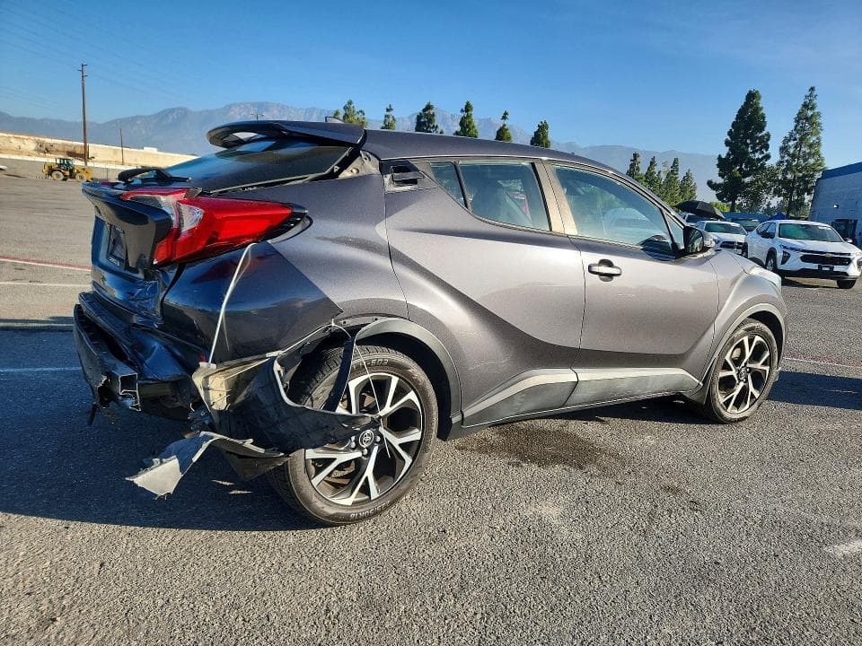 2018 TOYOTA C-HR XLE 3