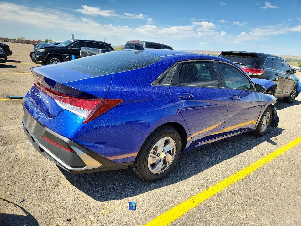 2024 HYUNDAI ELANTRA SE 3