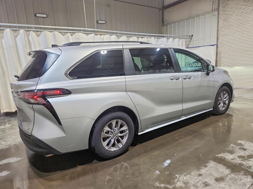2025 TOYOTA SIENNA XLE 8-PASSENGER 3