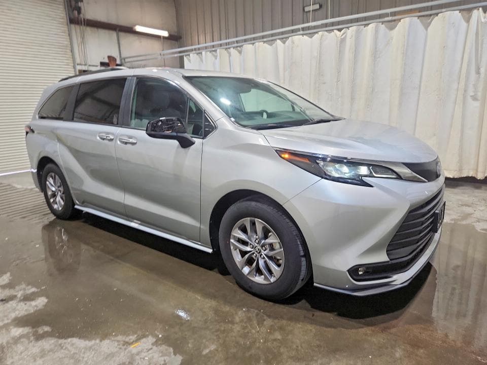 2025 TOYOTA SIENNA XLE 8-PASSENGER 4