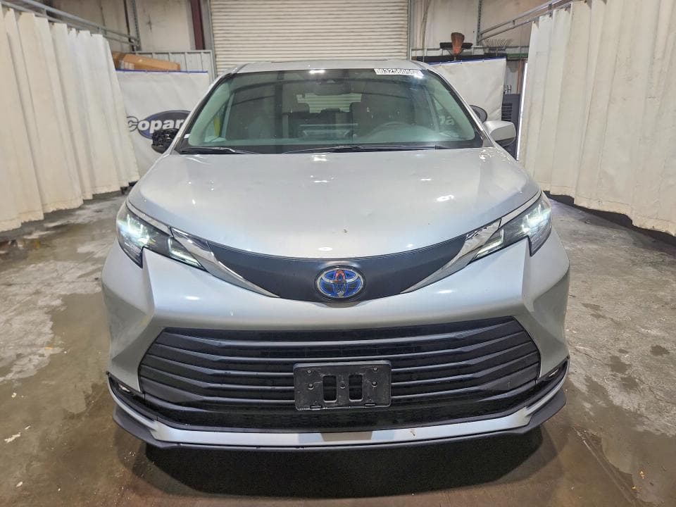 2025 TOYOTA SIENNA XLE 8-PASSENGER 5