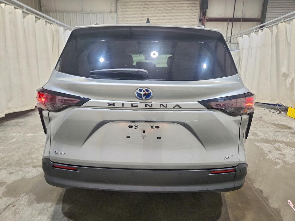 2025 TOYOTA SIENNA XLE 8-PASSENGER 6