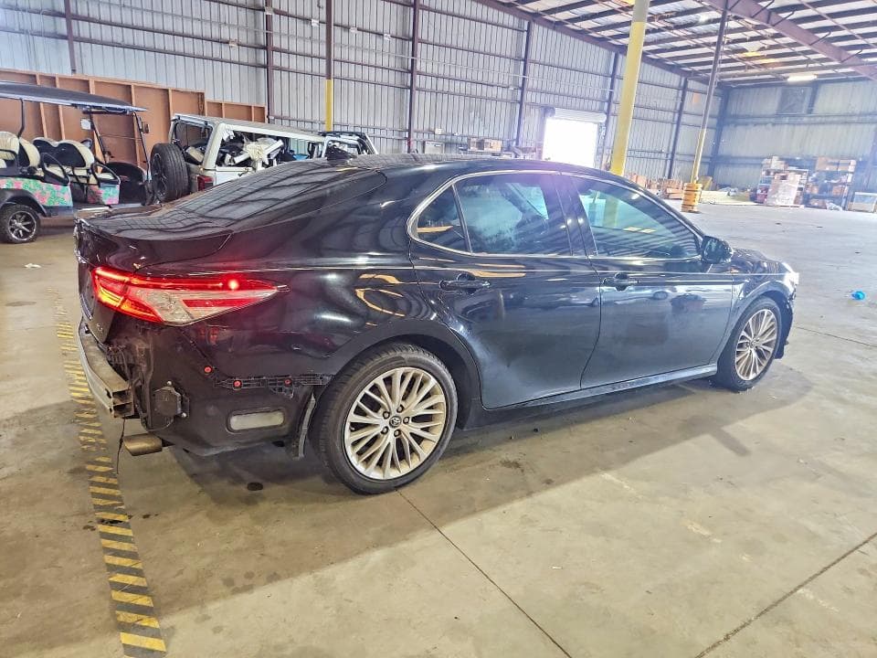 2019 TOYOTA CAMRY XLE 3