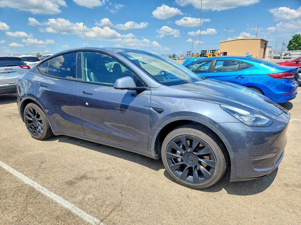 2023 TESLA MODEL Y 4