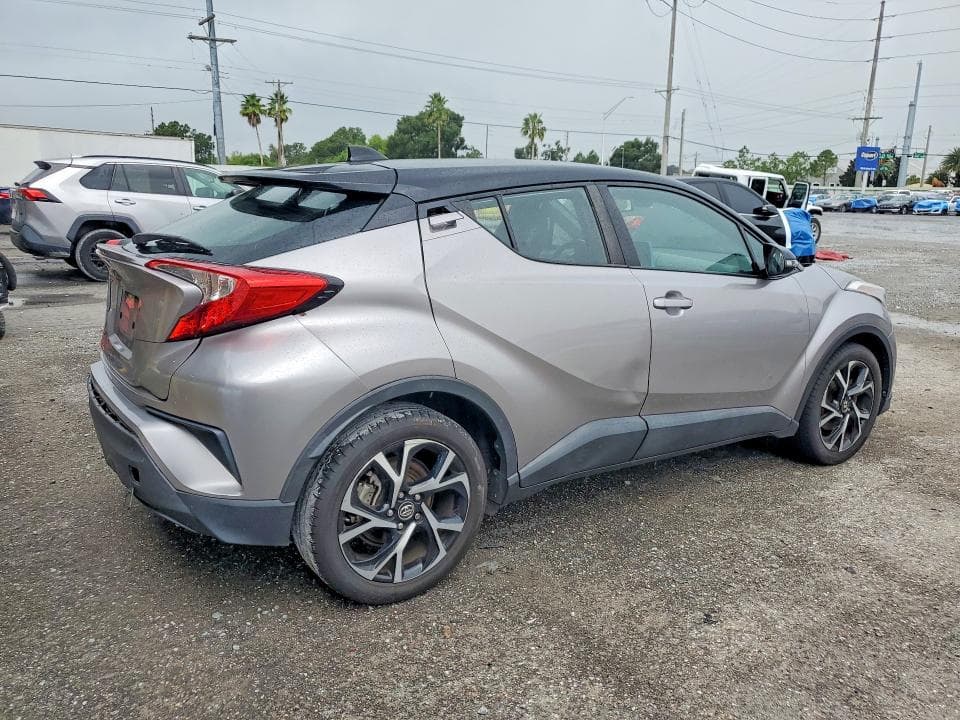2019 TOYOTA C-HR XLE 3