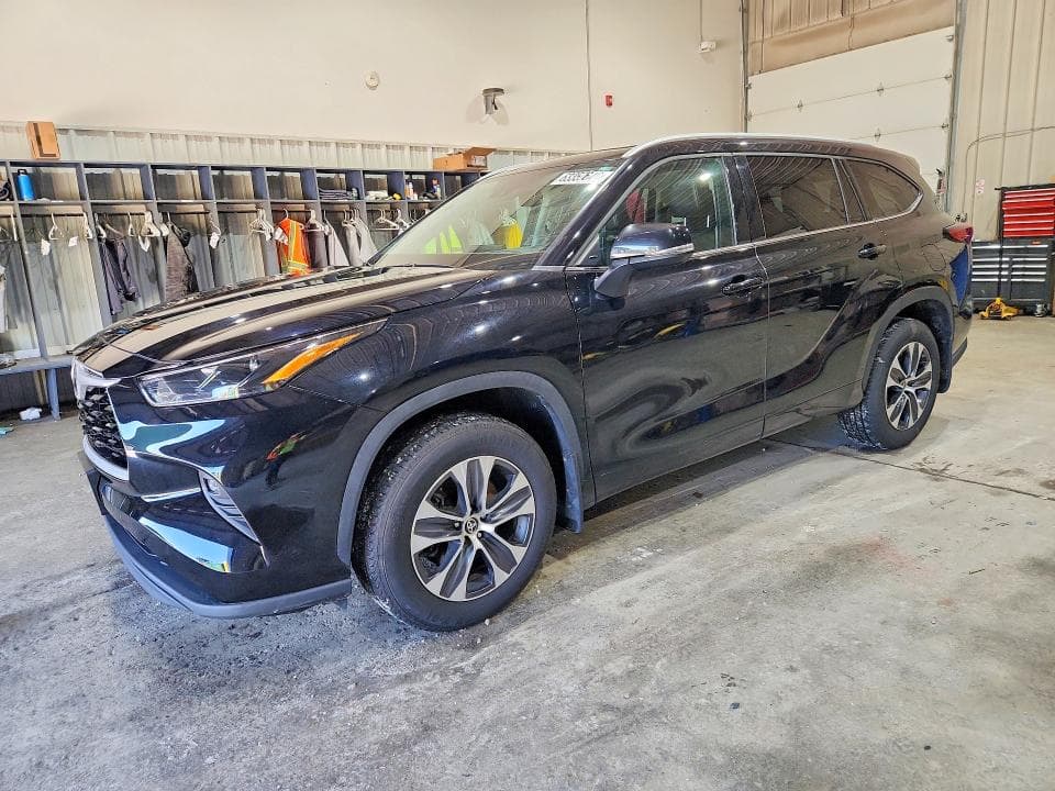 2022 TOYOTA HIGHLANDER XLE - 1