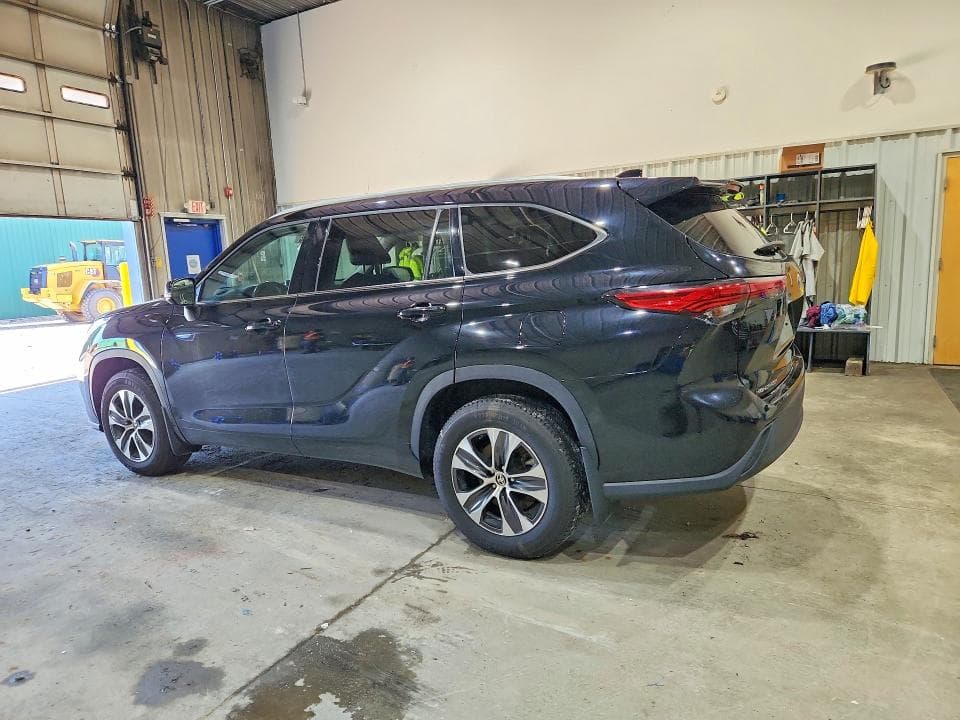 2022 TOYOTA HIGHLANDER XLE 2