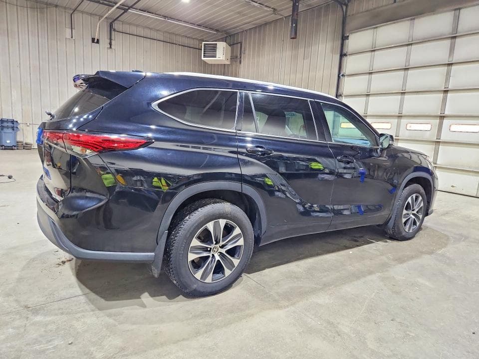 2022 TOYOTA HIGHLANDER XLE 3