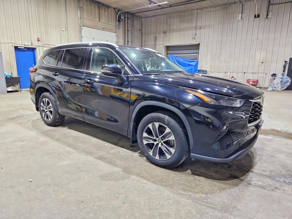 2022 TOYOTA HIGHLANDER XLE 4