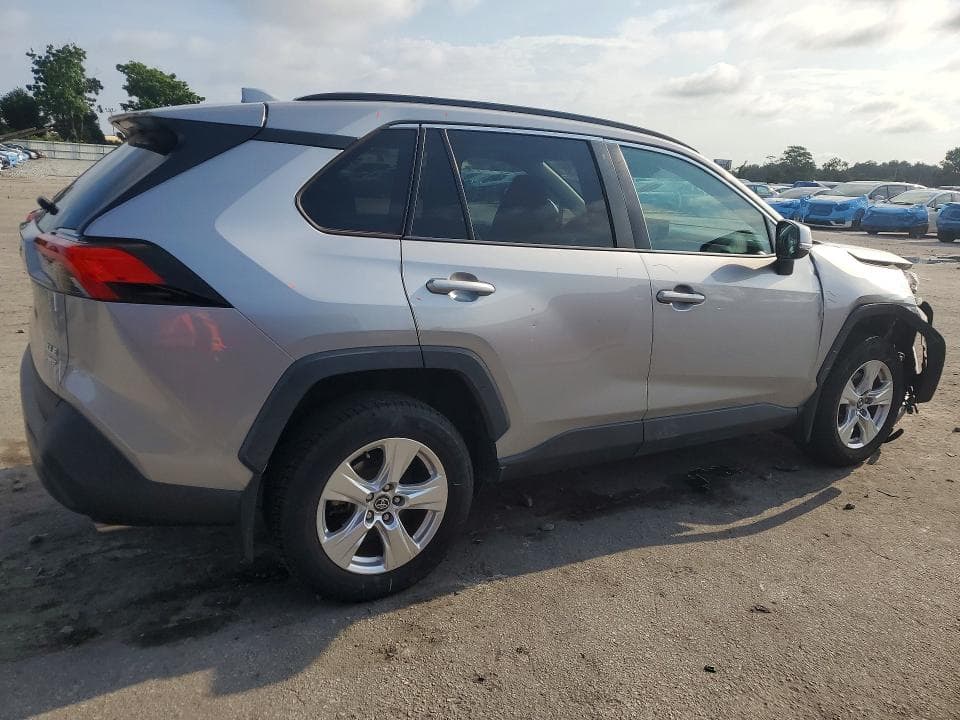 2021 TOYOTA RAV4 XLE 3