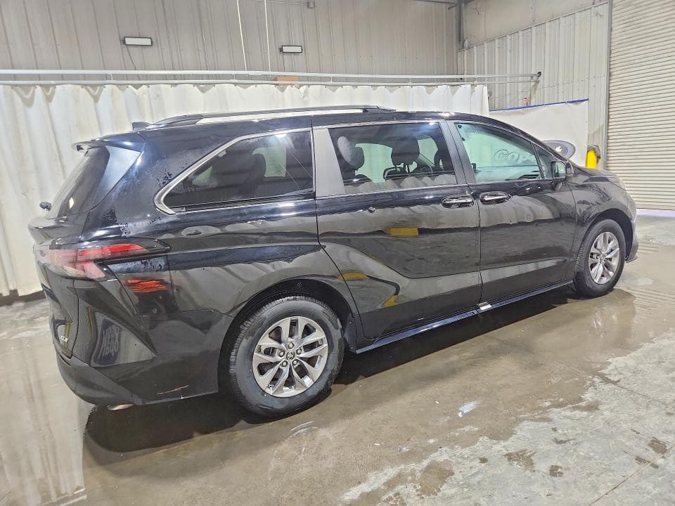 2025 TOYOTA SIENNA XLE 8-PASSENGER 3