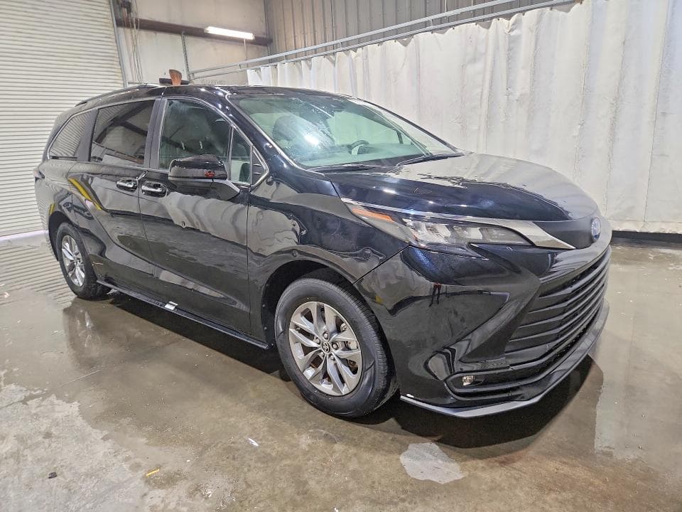 2025 TOYOTA SIENNA XLE 8-PASSENGER 4