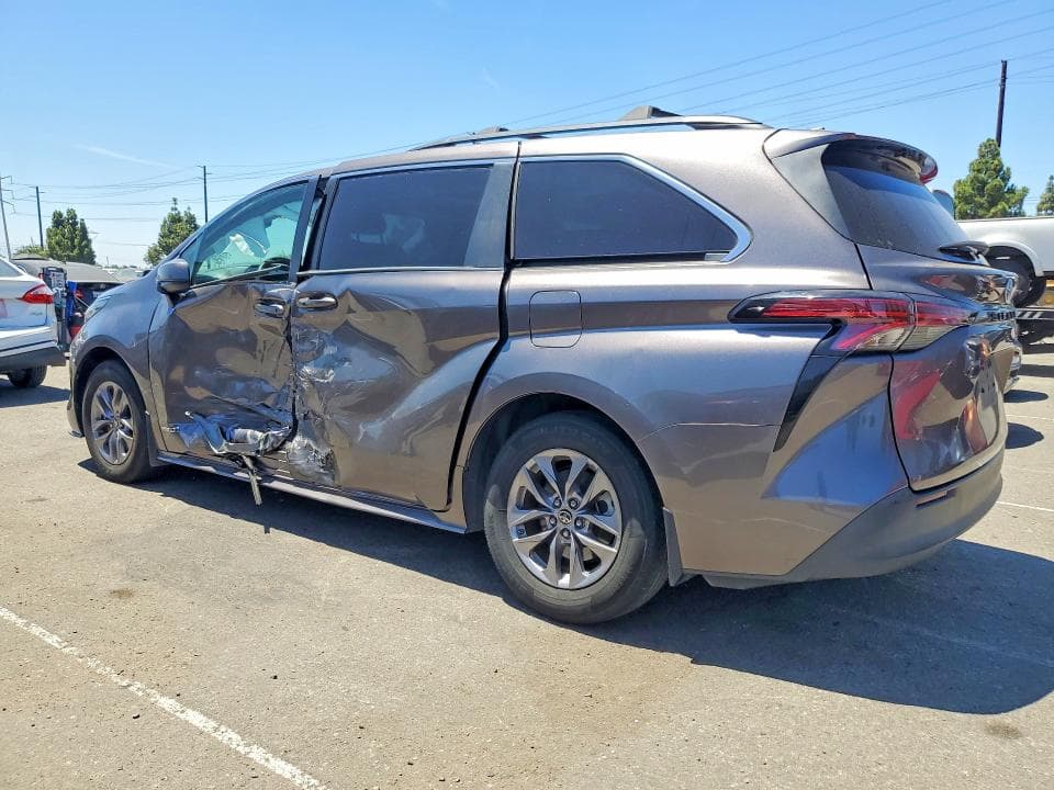 2021 TOYOTA SIENNA LE 2