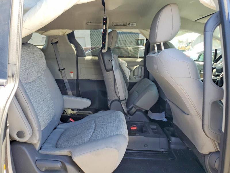 2021 TOYOTA SIENNA LE 11
