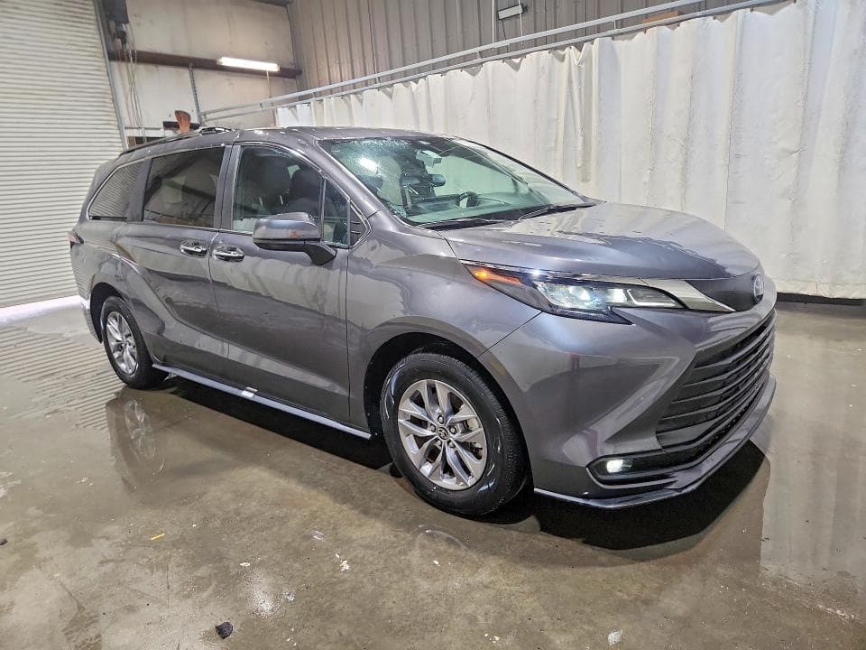 2025 TOYOTA SIENNA XLE 8-PASSENGER 4