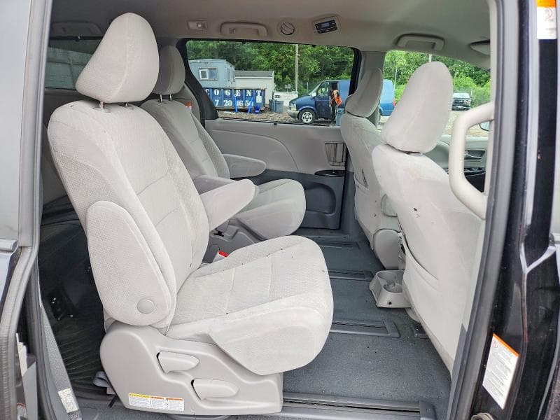 2020 TOYOTA SIENNA LE 11
