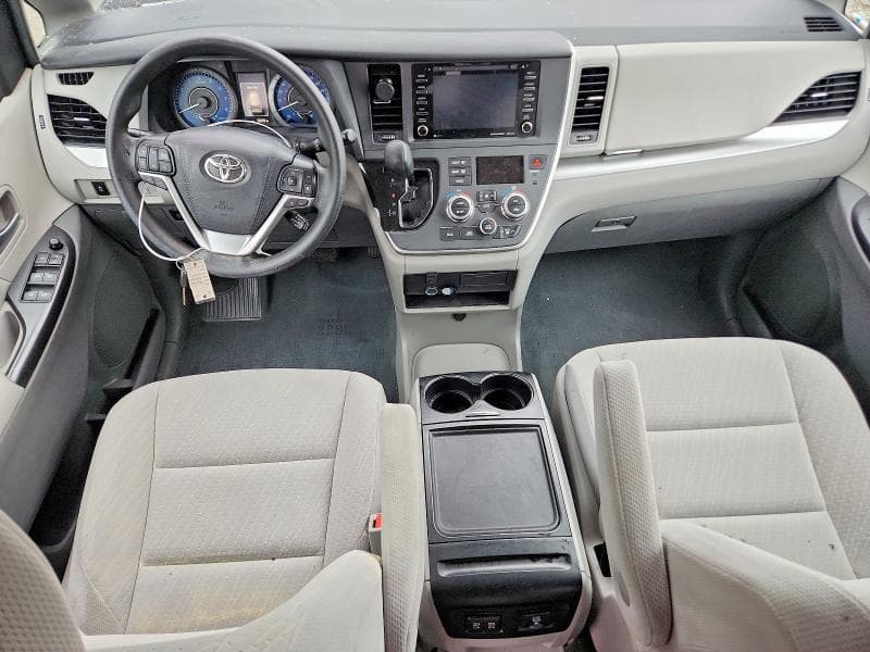 2020 TOYOTA SIENNA LE 8