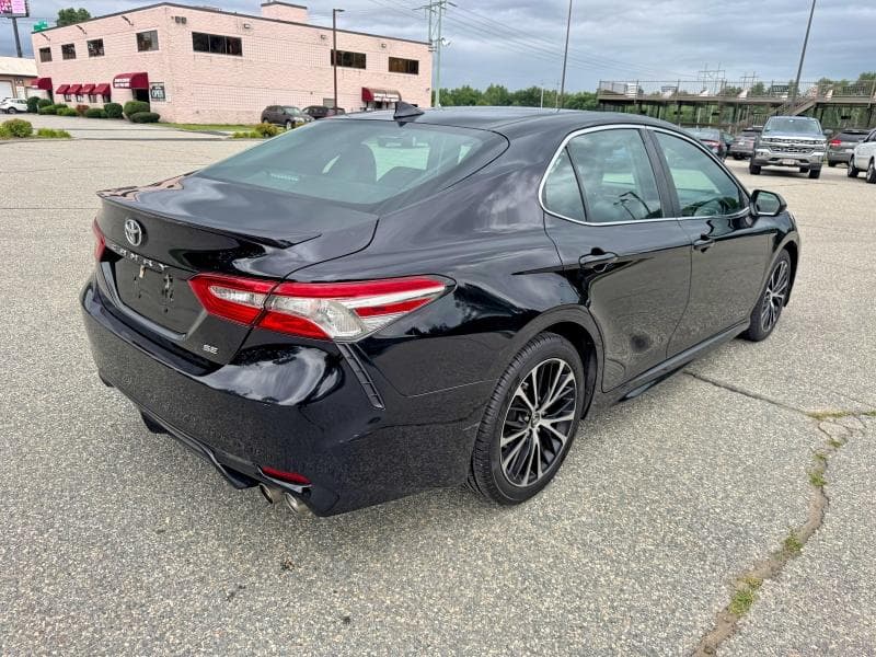 2019 TOYOTA CAMRY SE 4