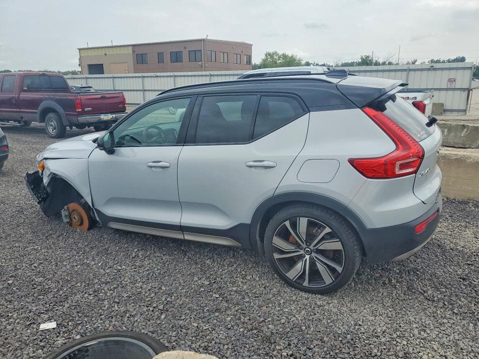 2022 VOLVO XC40 P8 RECHARGE ULTIMATE 2