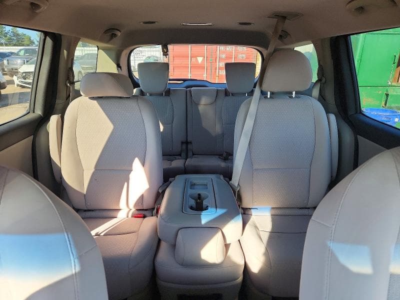2017 KIA SEDONA LX 10