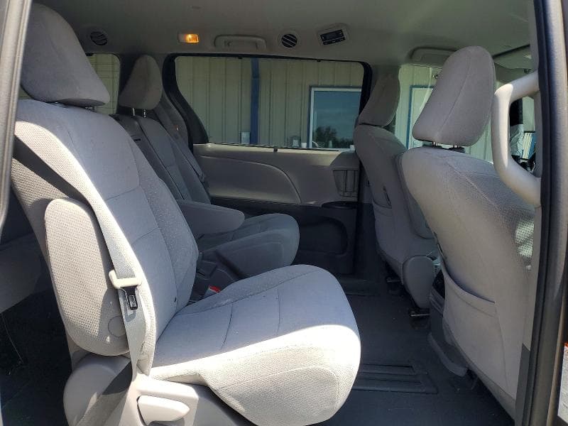 2020 TOYOTA SIENNA LE 11
