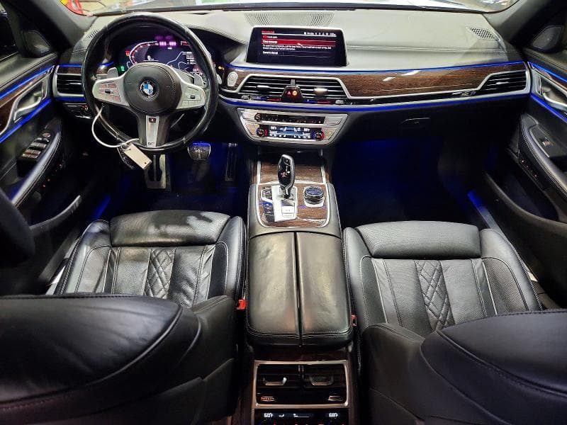 2021 BMW 750 XI 8