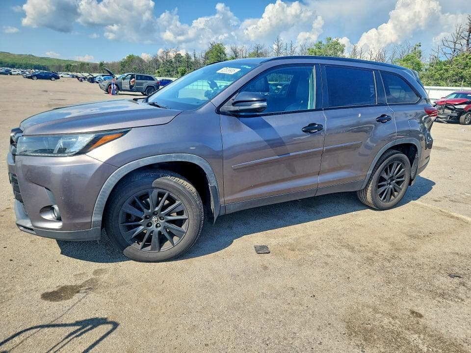 2019 TOYOTA HIGHLANDER SE - 1