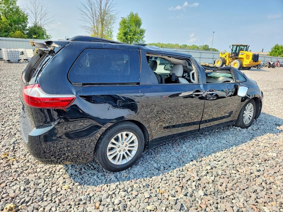 2017 TOYOTA SIENNA XLE 8-PASSENGER 3
