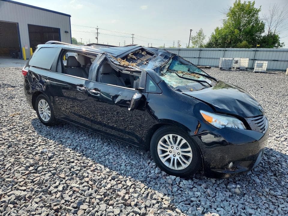2017 TOYOTA SIENNA XLE 8-PASSENGER 4
