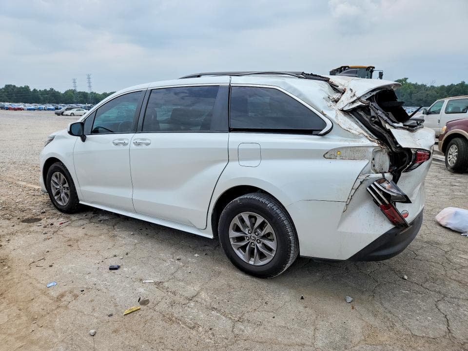 2022 TOYOTA SIENNA XLE 2