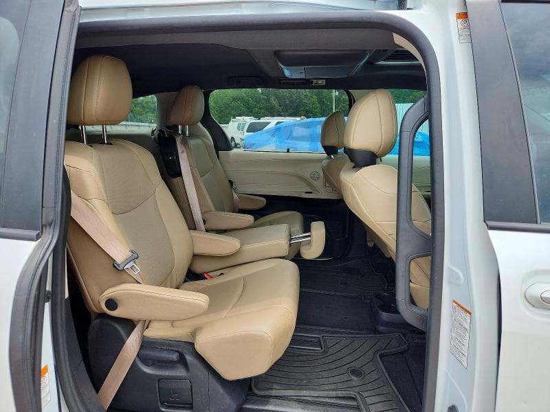 2022 TOYOTA SIENNA XLE 11