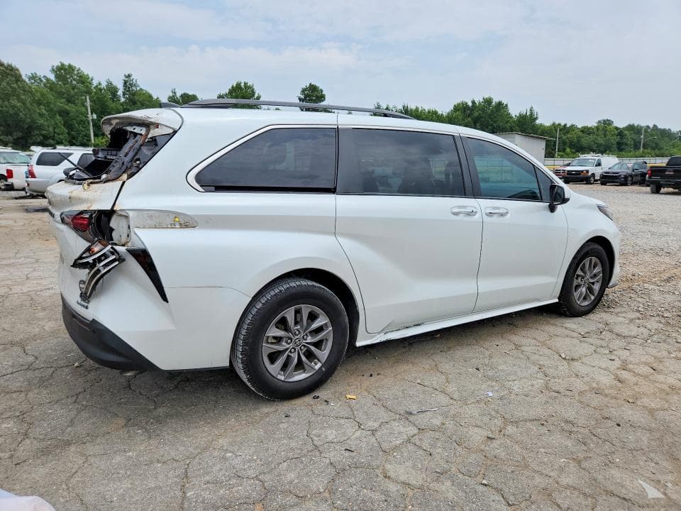 2022 TOYOTA SIENNA XLE 3