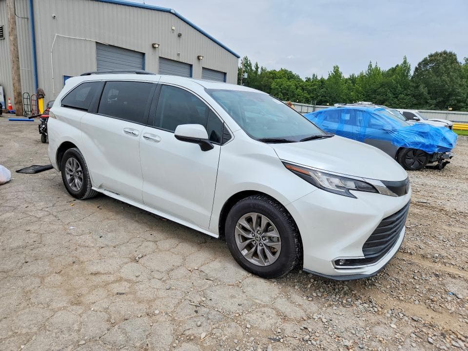 2022 TOYOTA SIENNA XLE 4