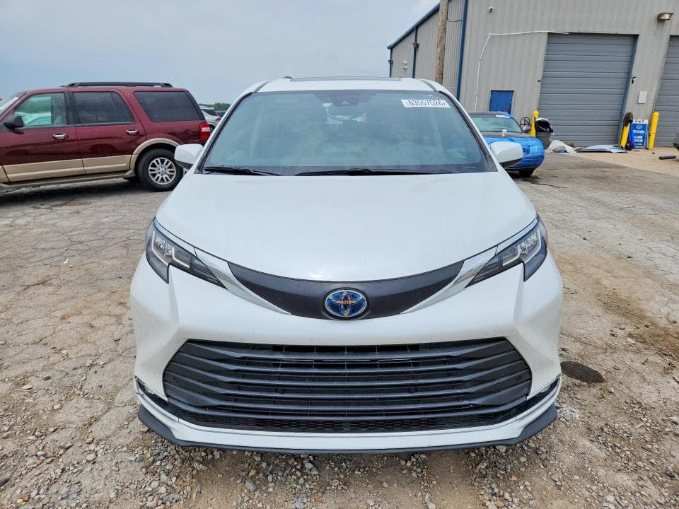2022 TOYOTA SIENNA XLE 5