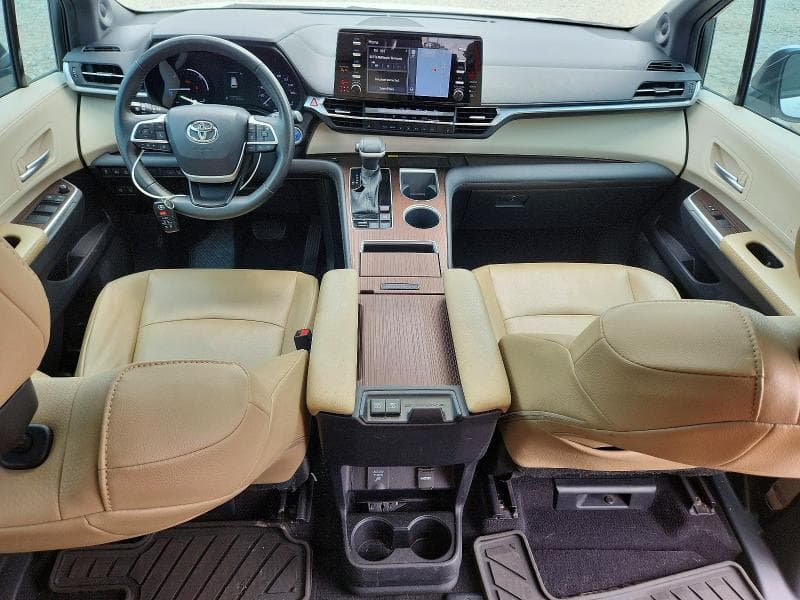 2022 TOYOTA SIENNA XLE 8