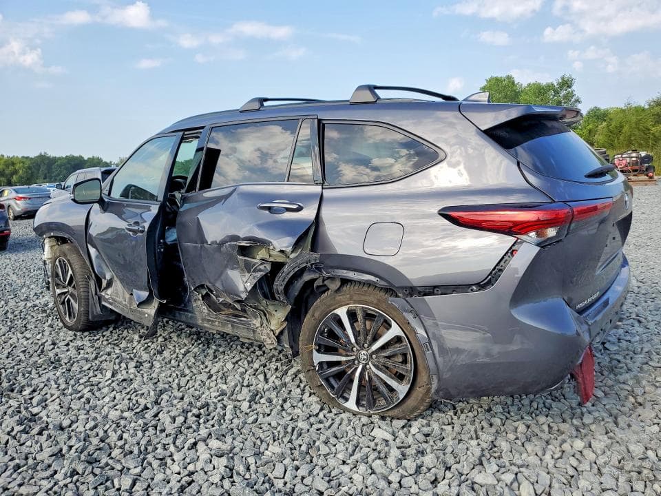 2022 TOYOTA HIGHLANDER XSE 2