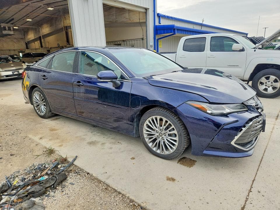 2022 TOYOTA AVALON LIMITED 4