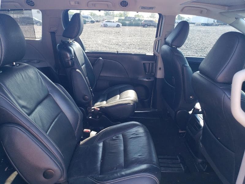 2017 TOYOTA SIENNA SE 11