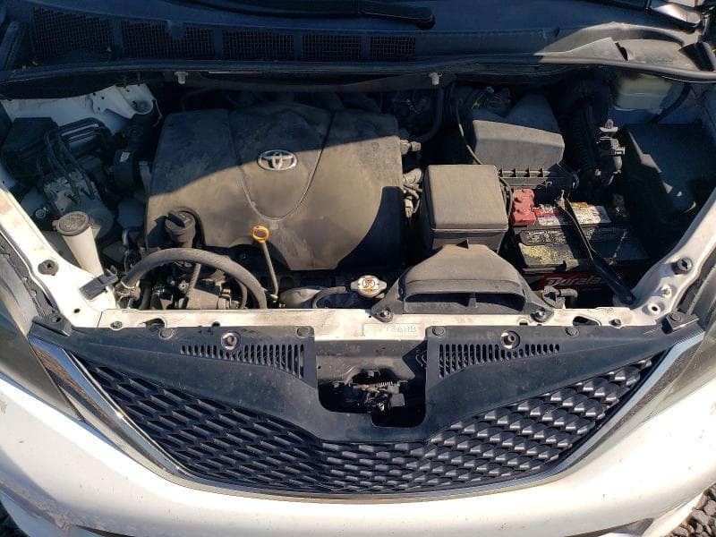 2017 TOYOTA SIENNA SE 12