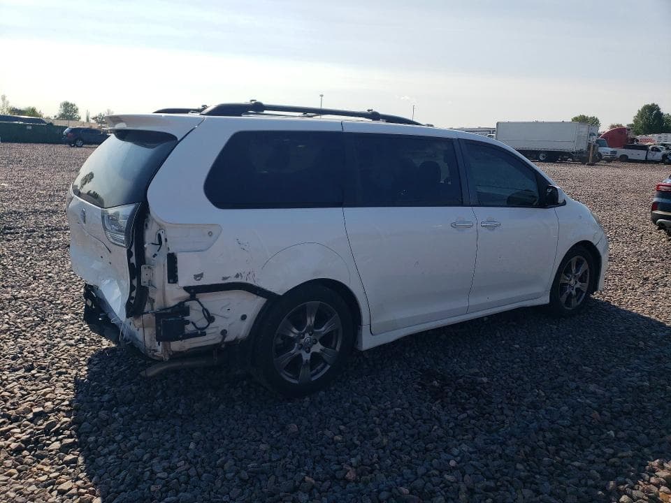 2017 TOYOTA SIENNA SE 3