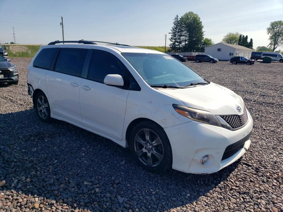 2017 TOYOTA SIENNA SE 4