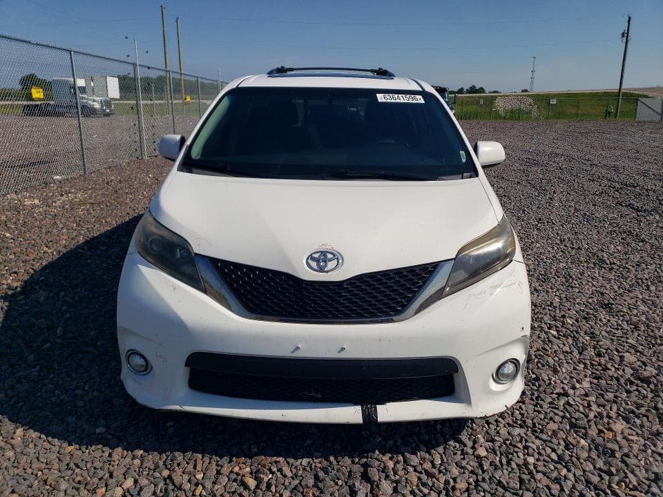 2017 TOYOTA SIENNA SE 5