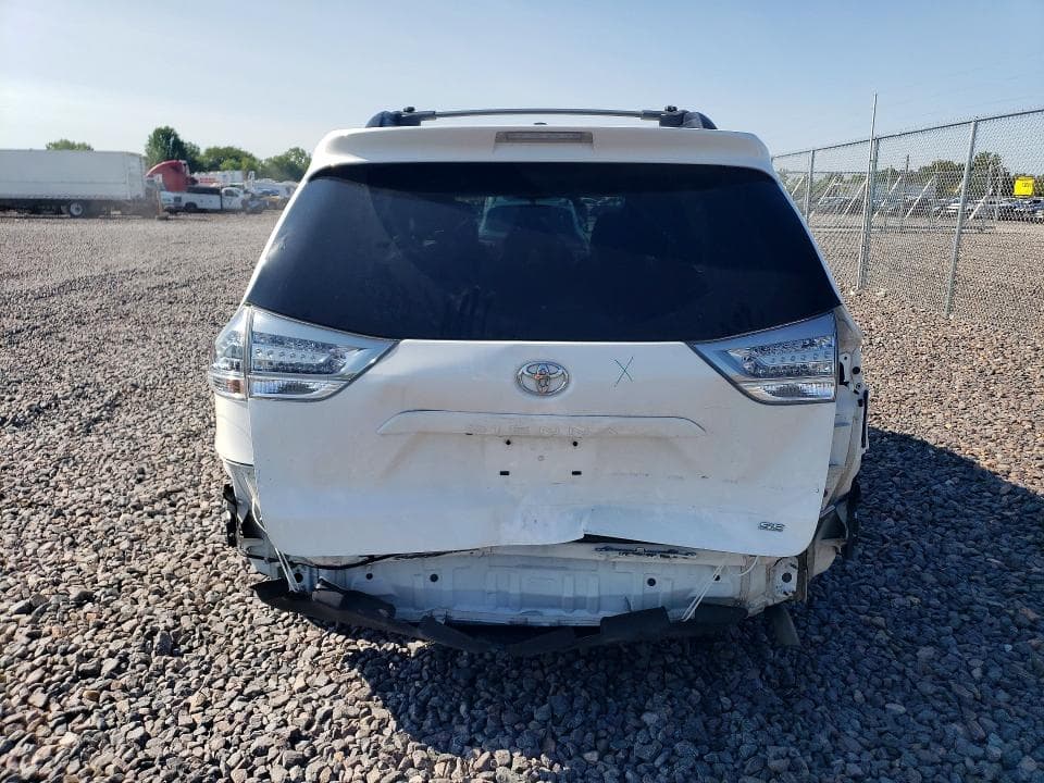 2017 TOYOTA SIENNA SE 6