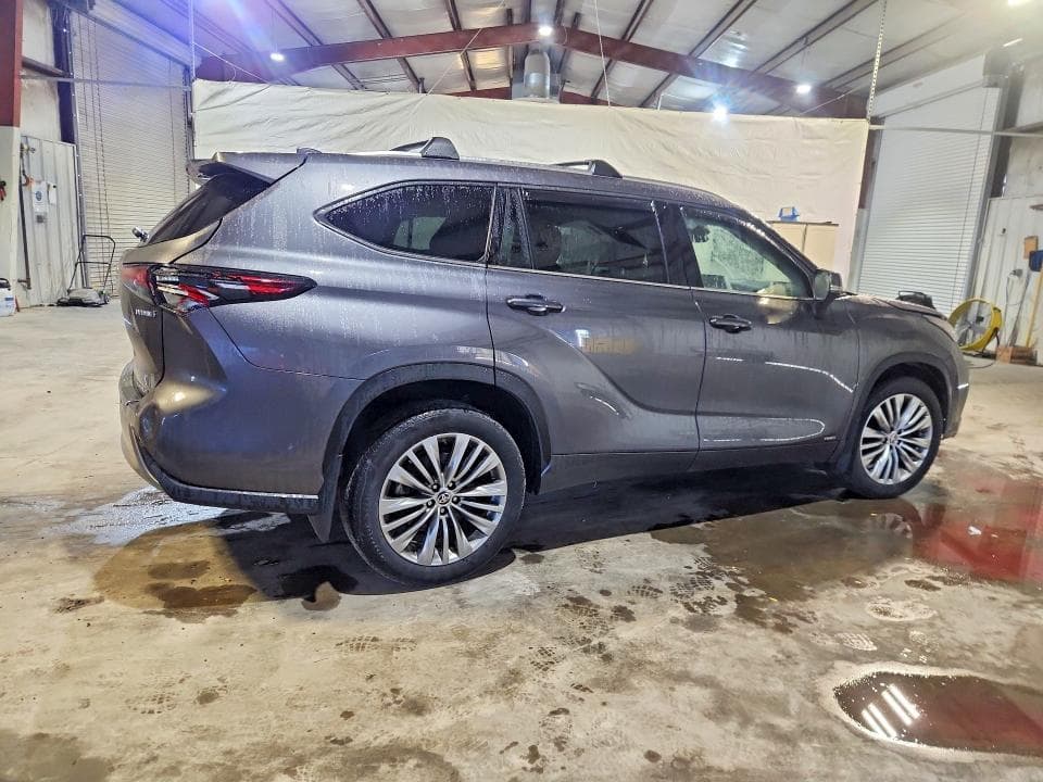 2024 TOYOTA HIGHLANDER HYBRID PLATINUM 3
