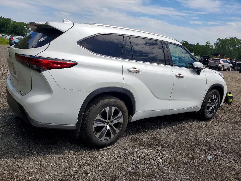 2022 TOYOTA HIGHLANDER XLE 3