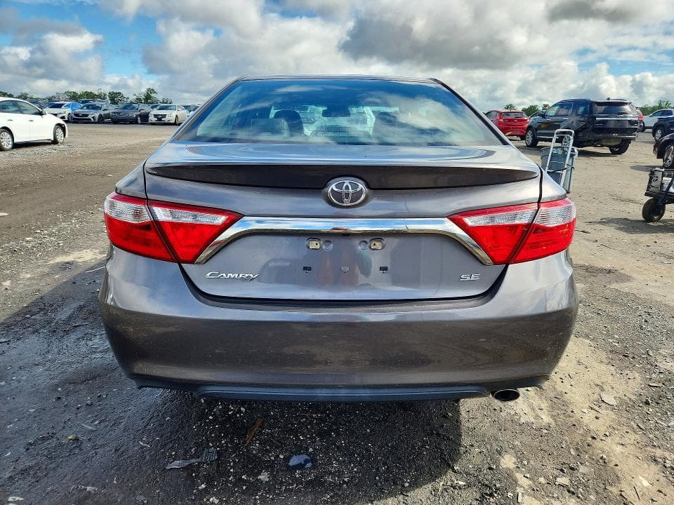 2017 TOYOTA CAMRY SE 6