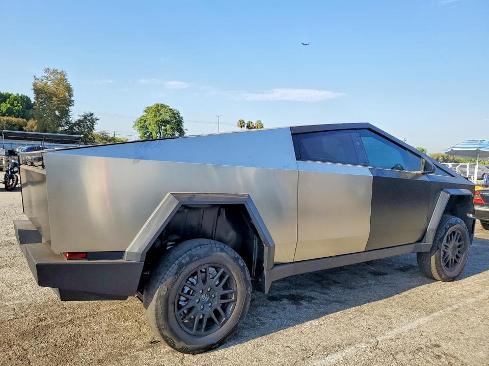 2024 TESLA CYBERTRUCK 3