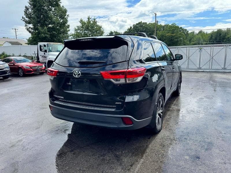 2018 TOYOTA HIGHLANDER LE 3