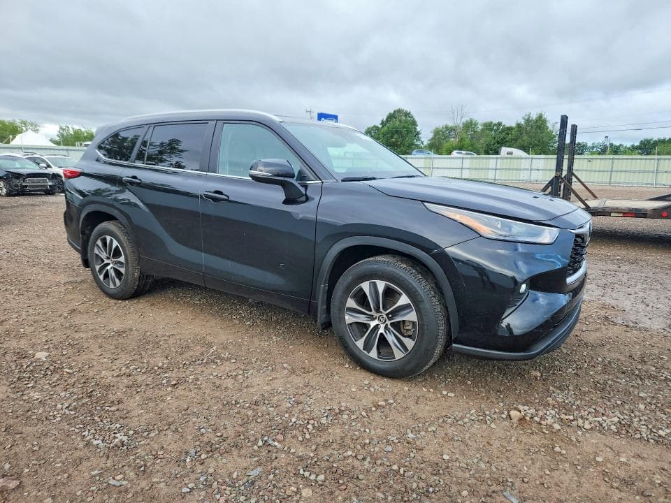 2023 TOYOTA HIGHLANDER XLE 4